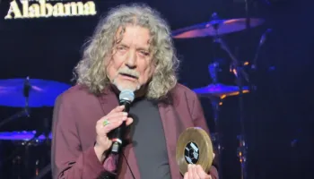 2023-Robert-Plant-gets-awared-at-AMAUK-via-J.-Aird